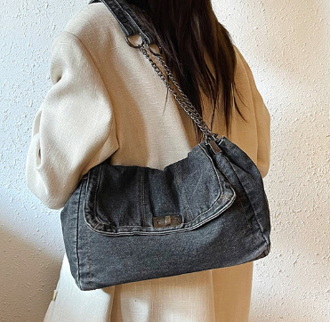 Fashionable And Versatile Shoulder Bag image