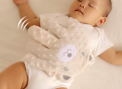Baby soothes, palms automatically clap and lull to sleep image