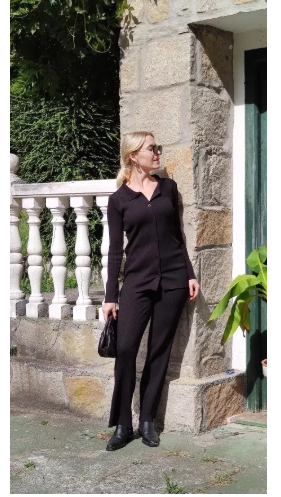 Trui met knoopjeskraag en broek met wijde pijpen - tweedelige gebreide set image