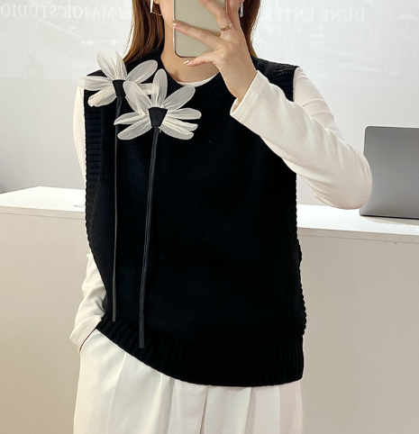 Wear sweaters and campanels in autumn and winter image